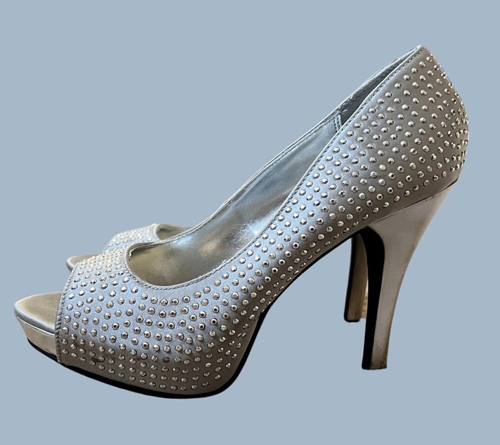 Women 7.5 RAMPAGE Gimme Silver Peep-Toe Platform Pump High-Heels, Studded, Satin